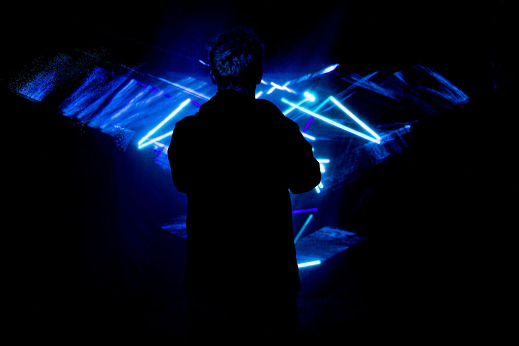 The encounter of water and light : first experimentation by Ctrl-Z
Photo by Niko Magnus