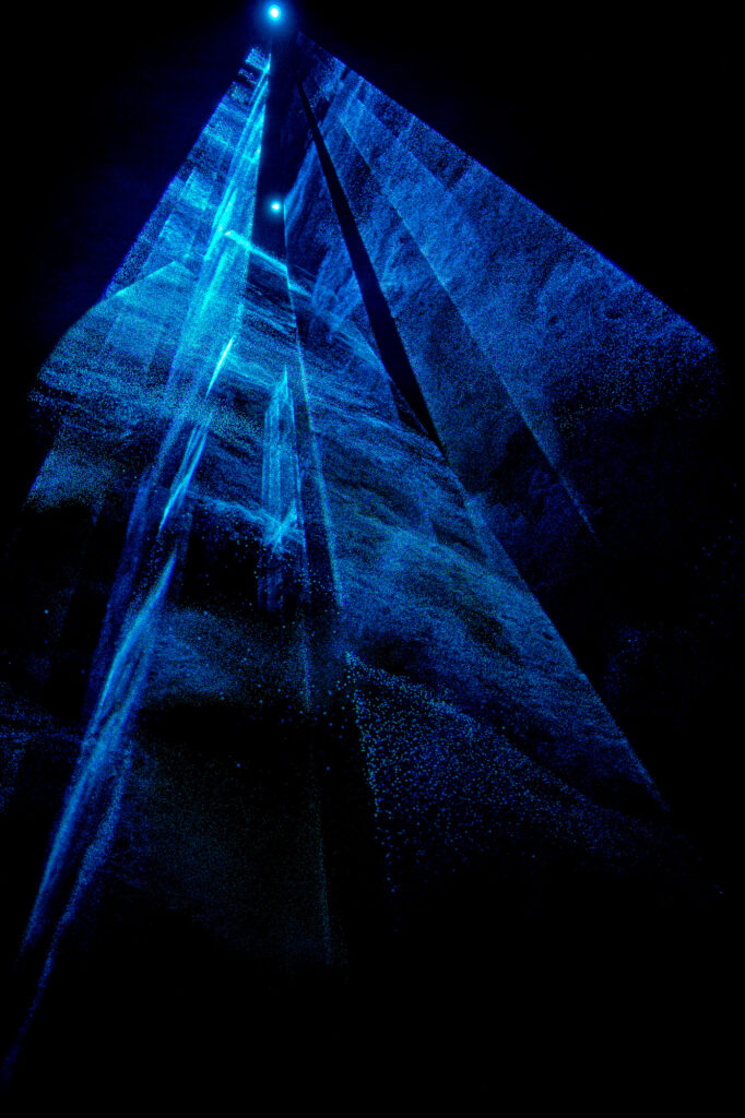 The encounter of water and light : first experimentation by Ctrl-Z
Photo by Niko Magnus