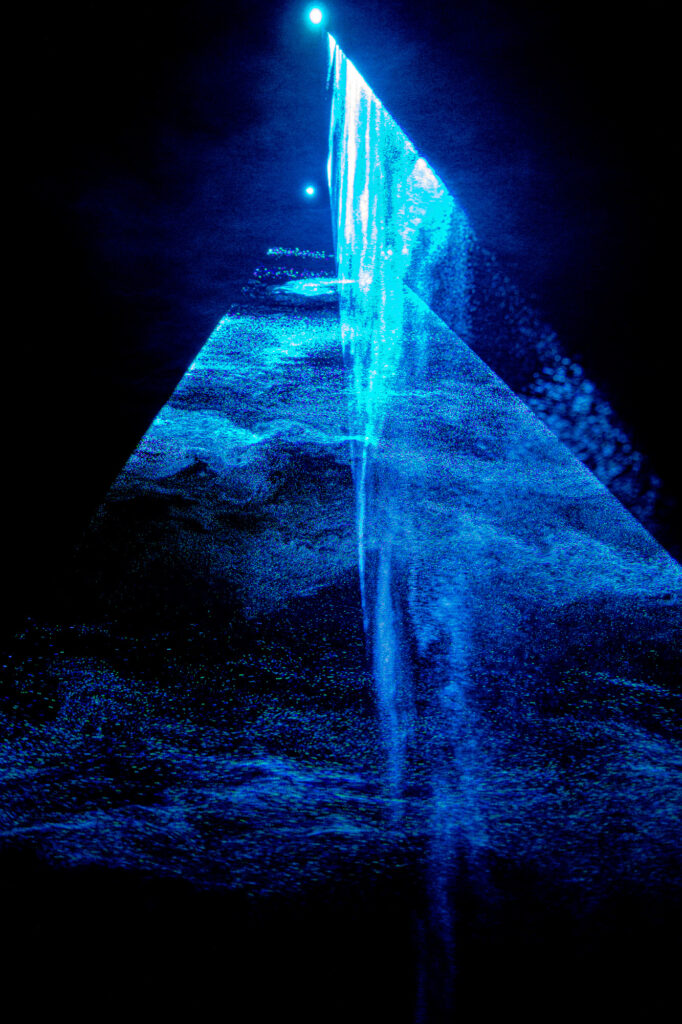 The encounter of water and light : first experimentation by Ctrl-Z
Photo by Niko Magnus