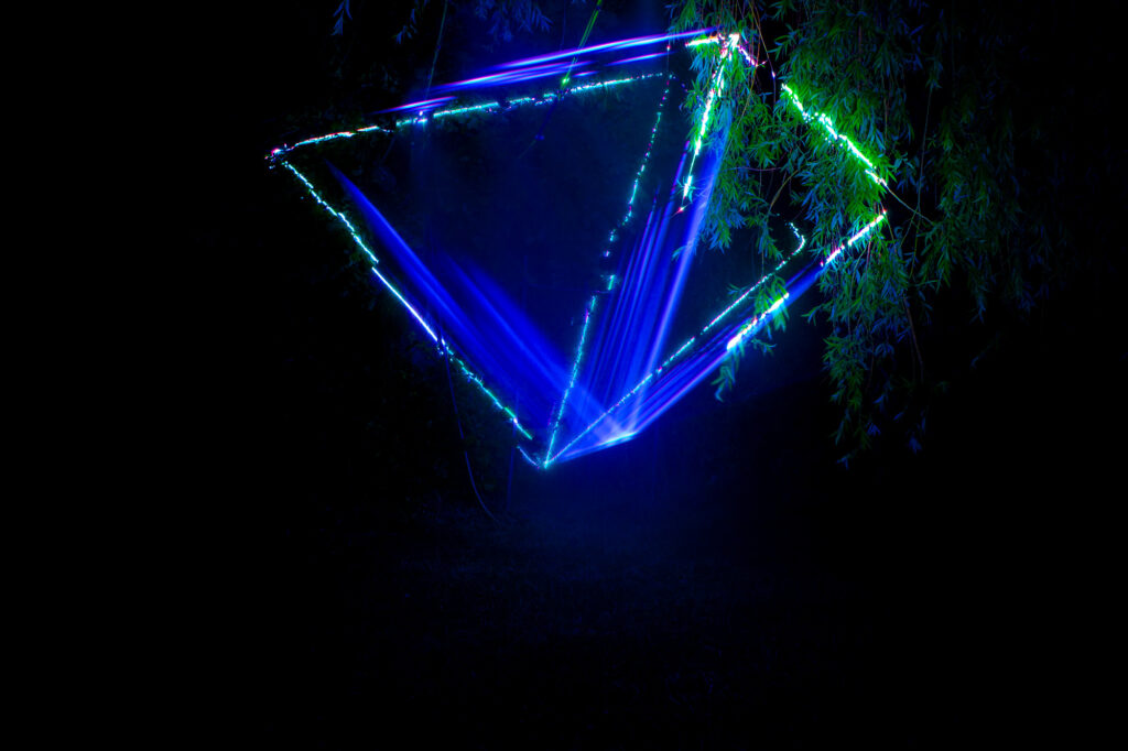 The encounter of water and light : first experimentation by Ctrl-Z
Photo by Niko Magnus
