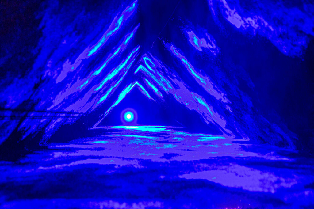 The encounter of water and light : first experimentation by Ctrl-Z
Photo by Niko Magnus