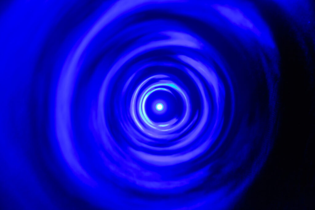 The encounter of water and light : first experimentation by Ctrl-Z
Photo by Niko Magnus